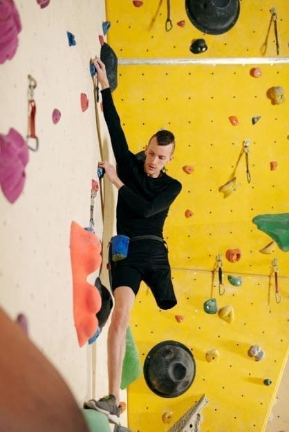 Disabled Benefits in Israel - man with amputated leg on recreational climbing wall