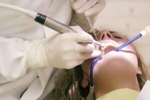 נזק קוסמטי עקב טיפול שיניים – מידע משפטי על הדרכים לתבוע פיצויים